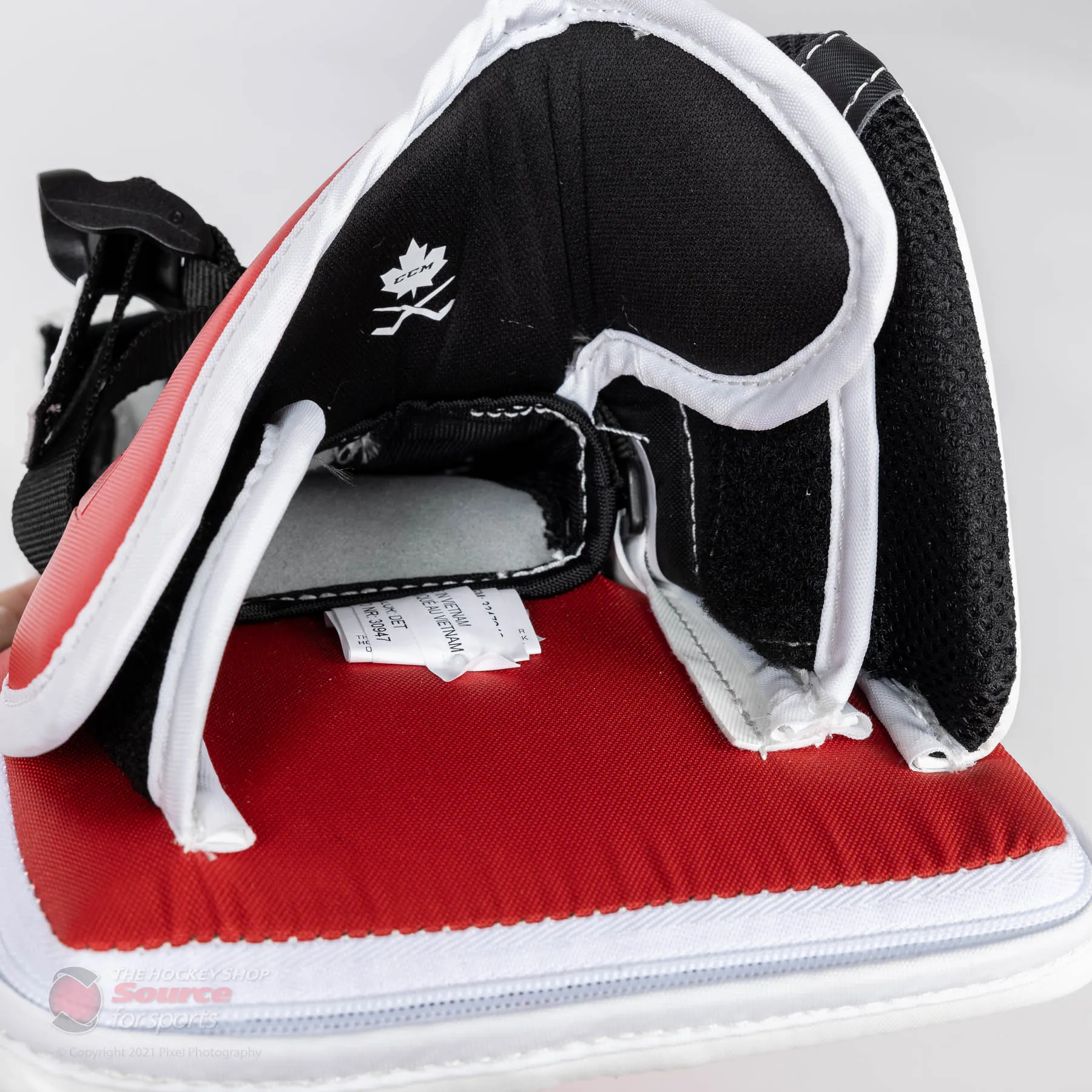 CCM Extreme Flex E5.5 Youth Goalie Blocker