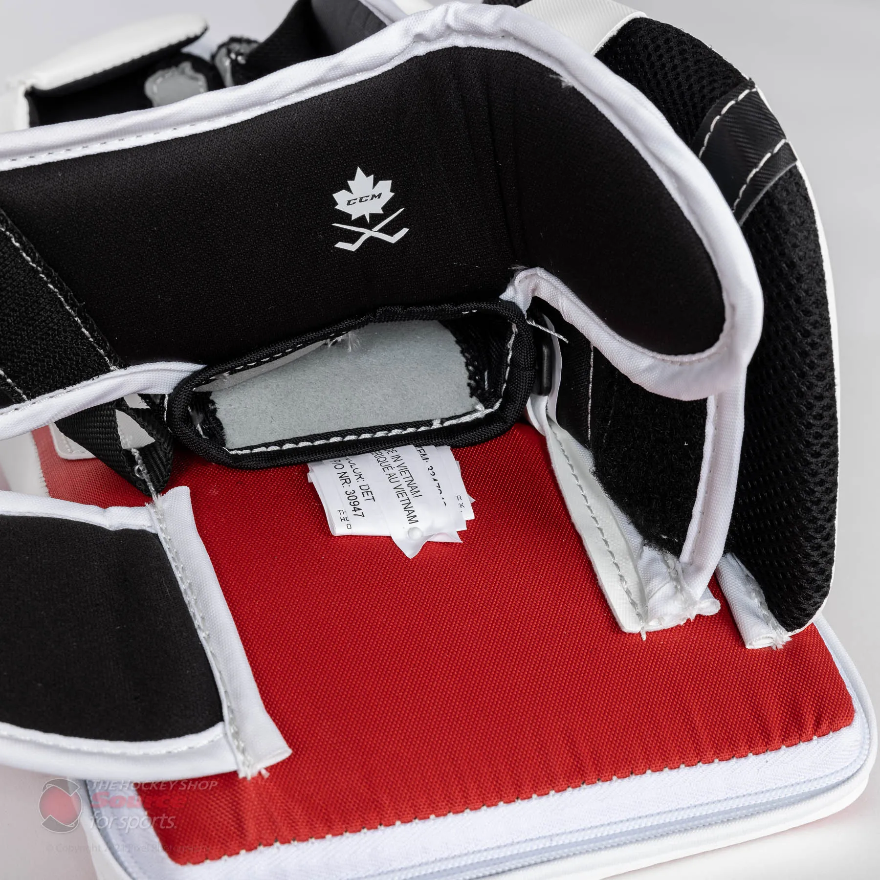 CCM Extreme Flex E5.5 Youth Goalie Blocker