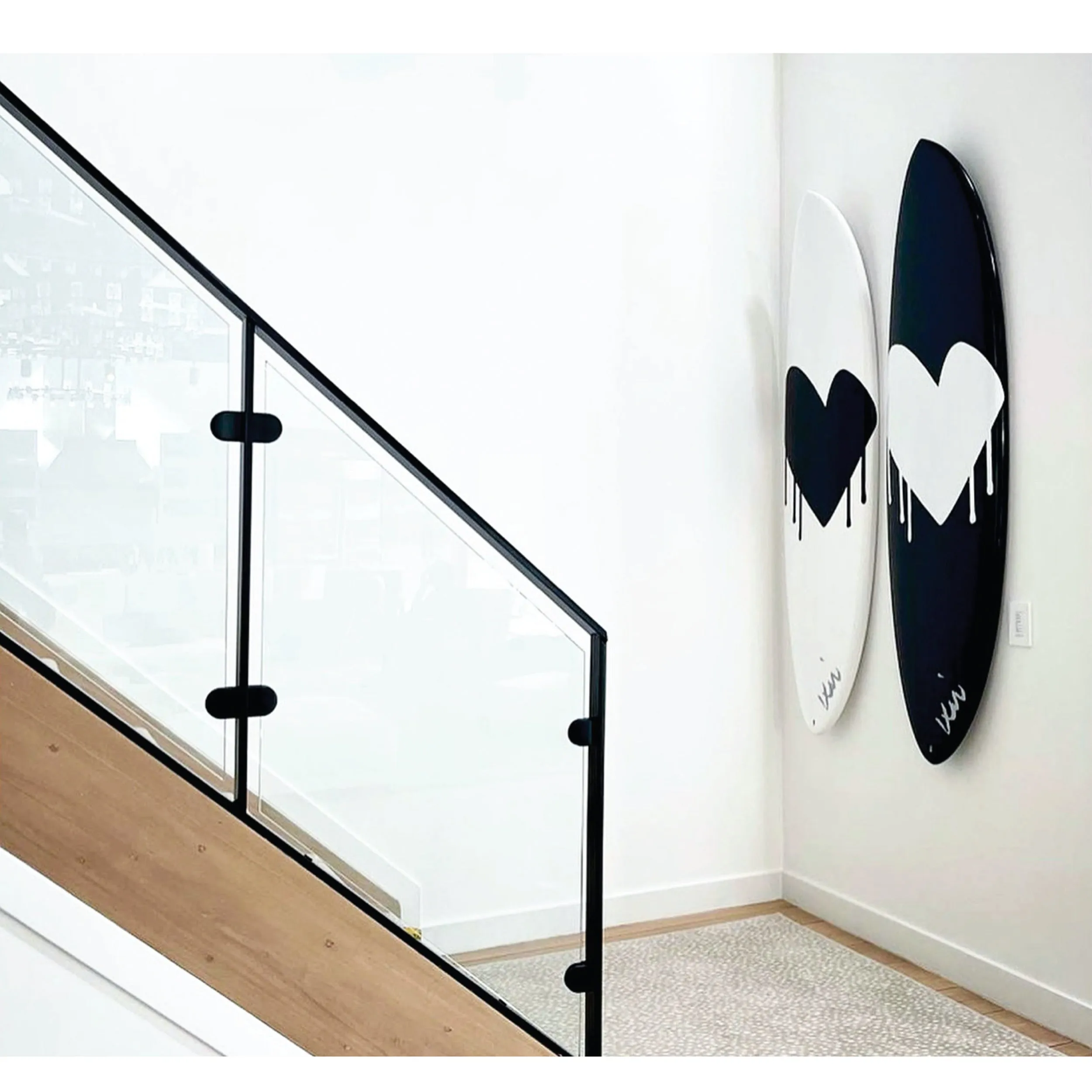Drippy Heart White   Black Surfboard